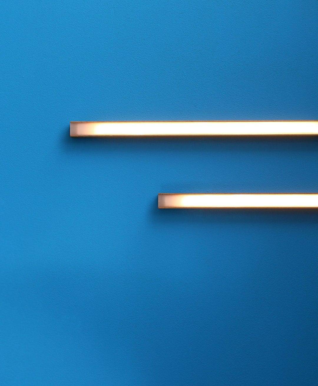 Скандинавские потолочные и настенные светильники на синем фоне