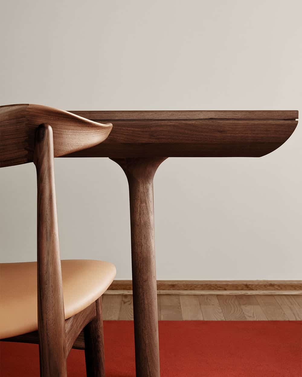 Дизайнерские стул и обеденный стол из дерева