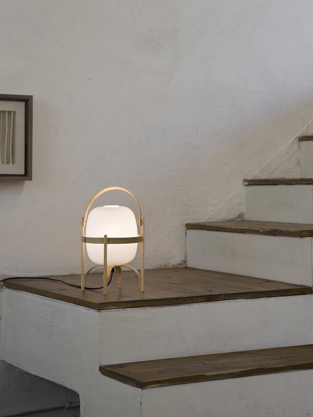 Дорогая элитная натольная лампа на лестнице в скандинавском интерьере