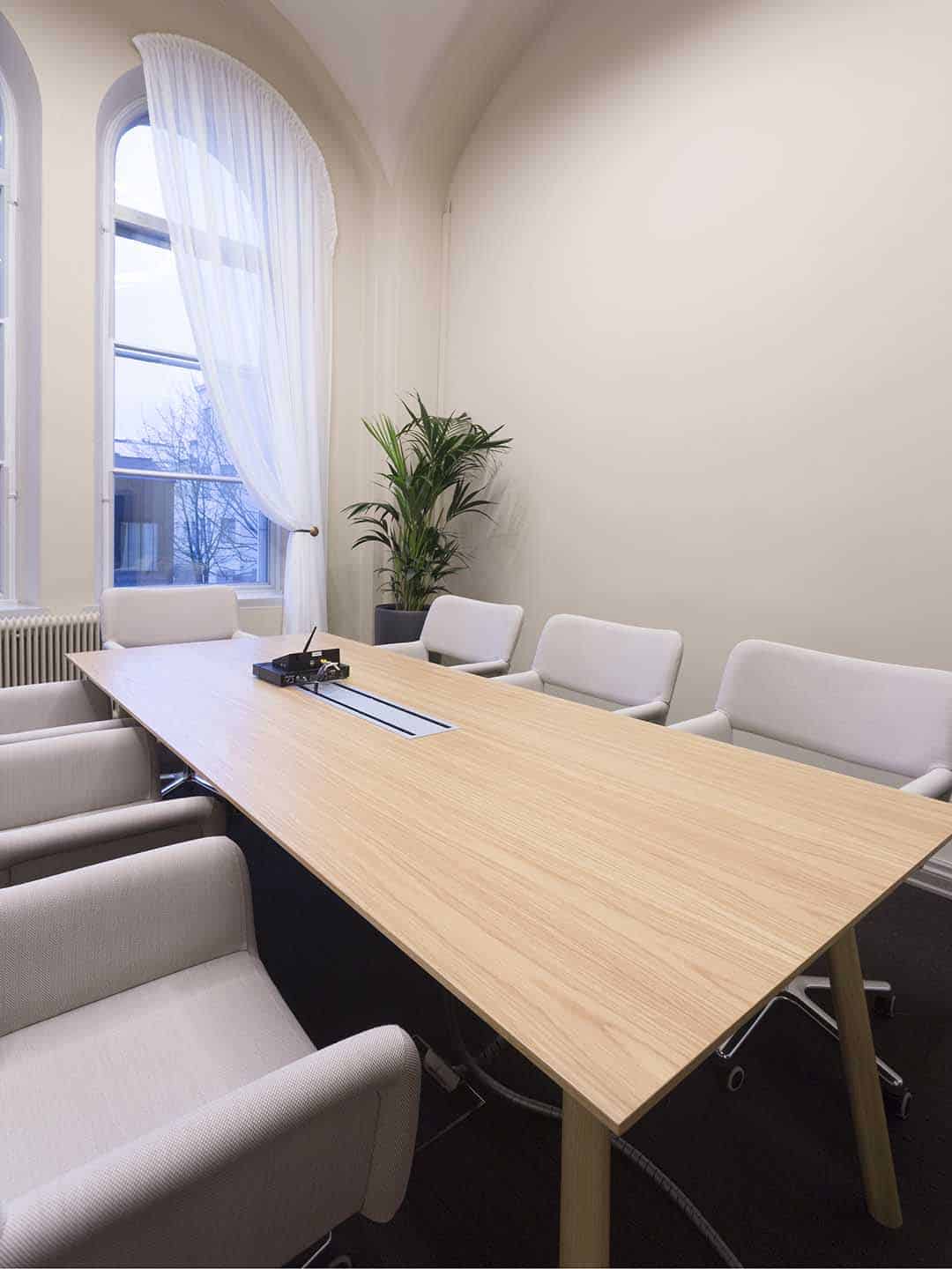 Мебелированная переговорная комната в офисе