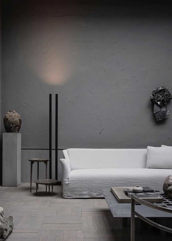 Серый интерьер со светлым диваном